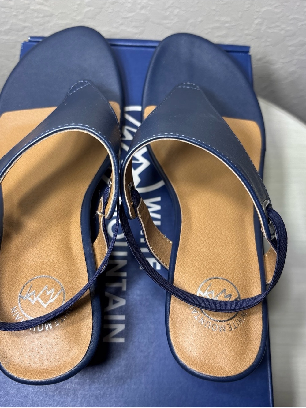 White Mountain All Dres Women
Wedge Sandals 8.5 M Navy Blue
Thong Comfort NIB - Picture 7 of 9